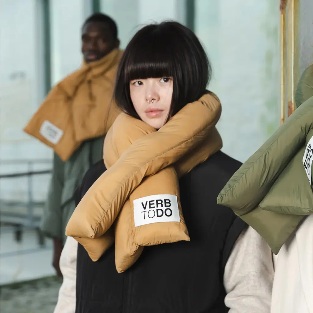 Ernest-Shop_Verb-to-do_Echarpe_Puffer-Vertical_Camel_02.webp