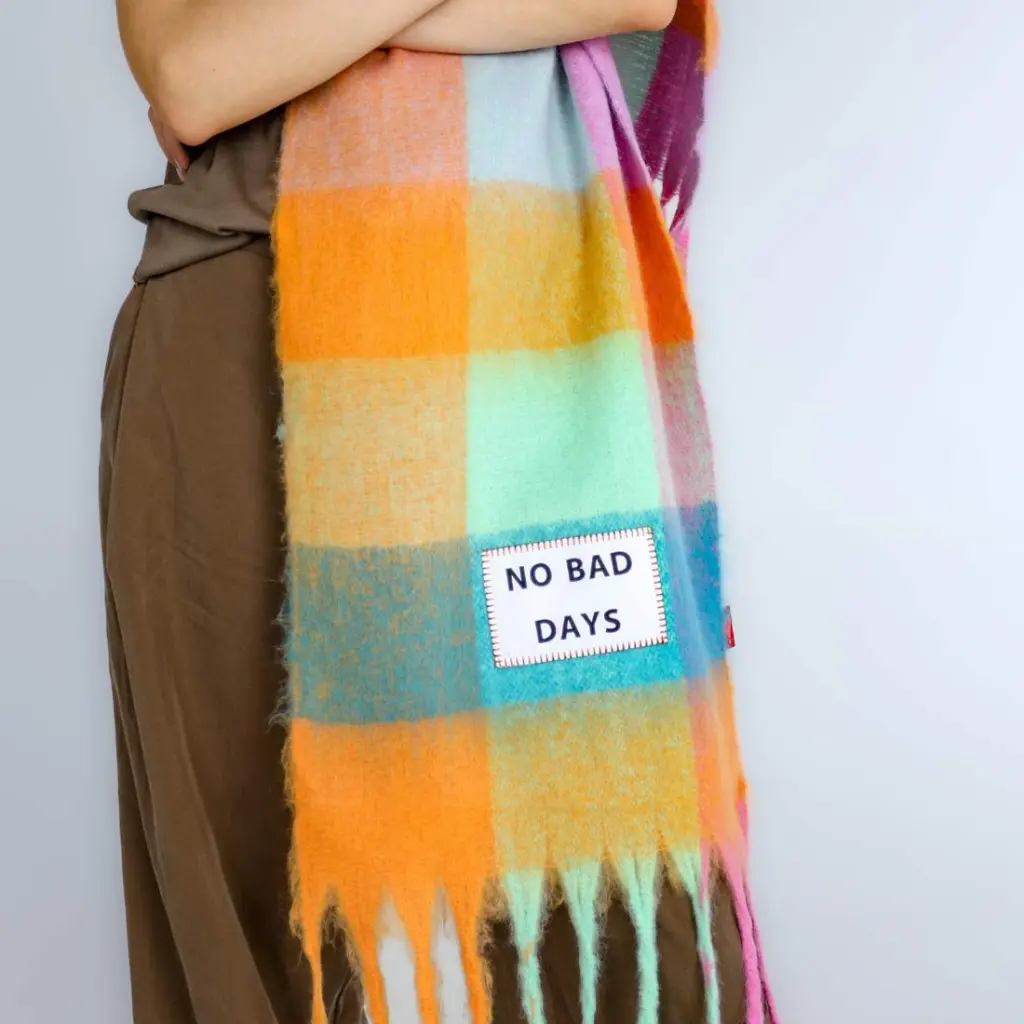 Ernest-Shop_Verb-to-do_Echarpe_No-Bad-Days_02.webp