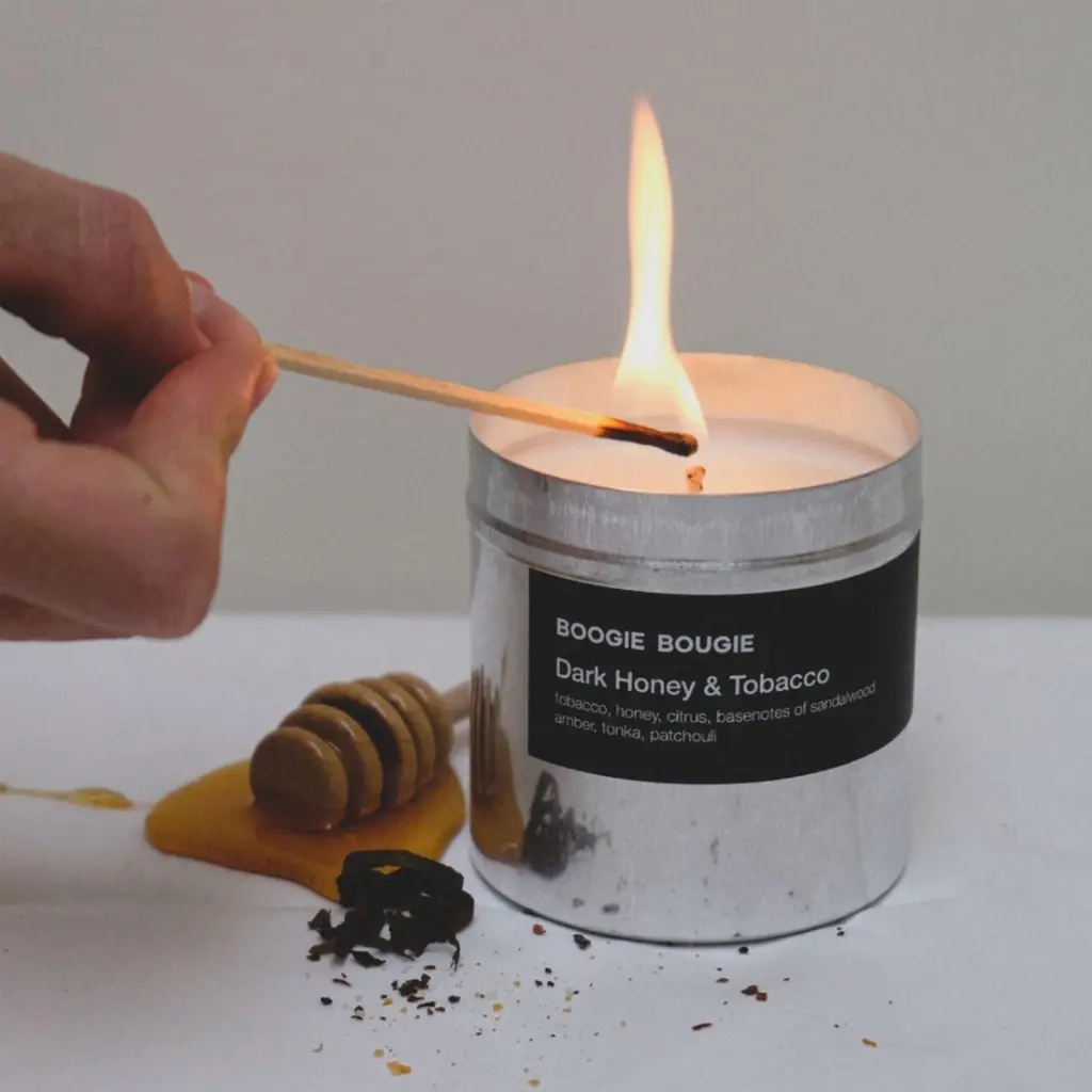 Ernest-Shop_Boogie-Bougie_Dark-Honey-Tobacco_03.webp