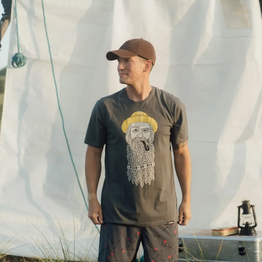 Ernest-Shop_Lakor_Tshirt_Fishy-Beard_02.webp