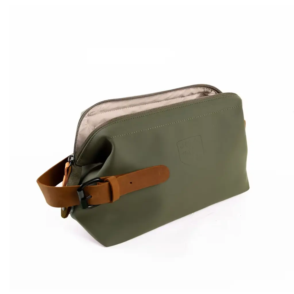 Ernest-Shop_Alaskan-Makers_Trousse-de-toilette_sitka_kaki_04.webp