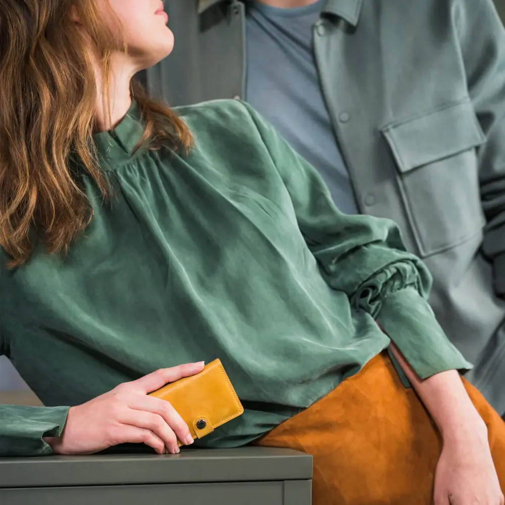 Ernest-Shop_Secrid_Ochre_01a.webp