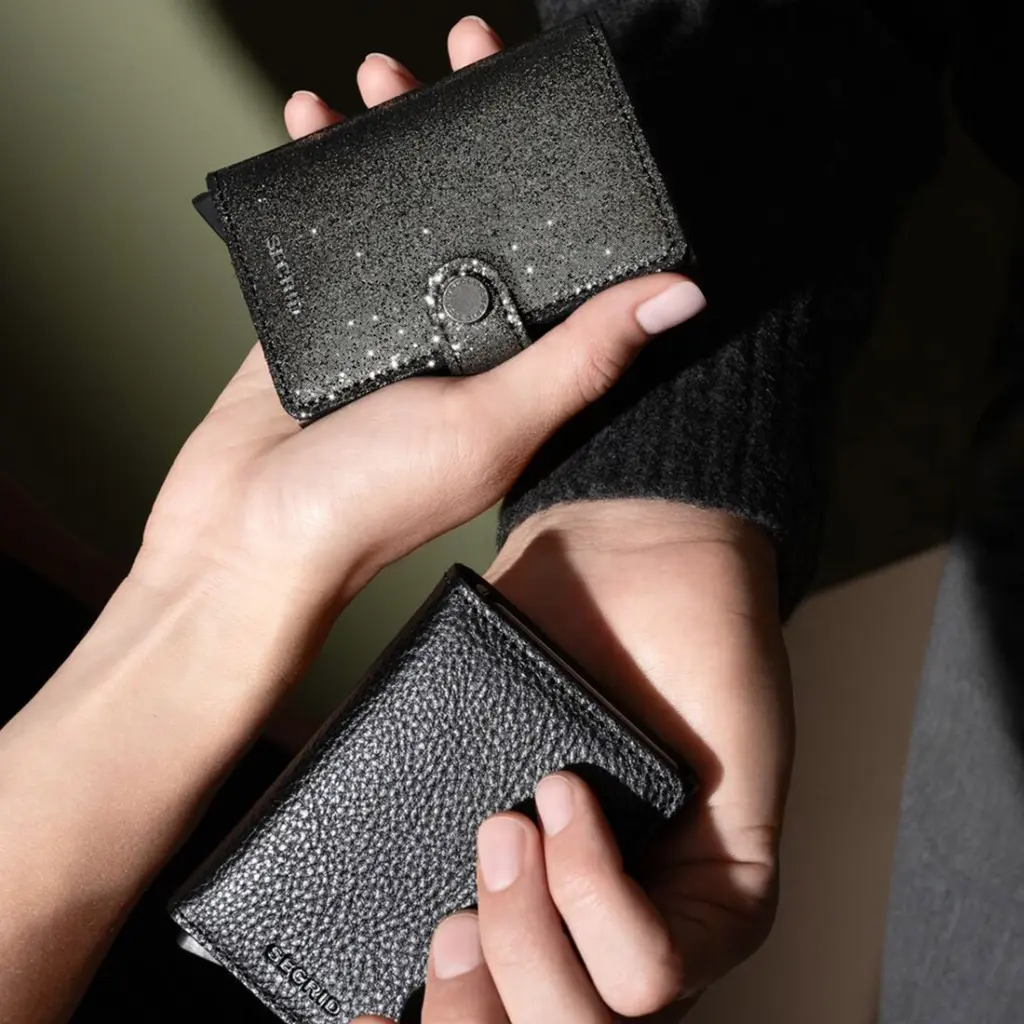 Ernest-Shop_Secrid_Miniwallet_Stars-Black-02.webp
