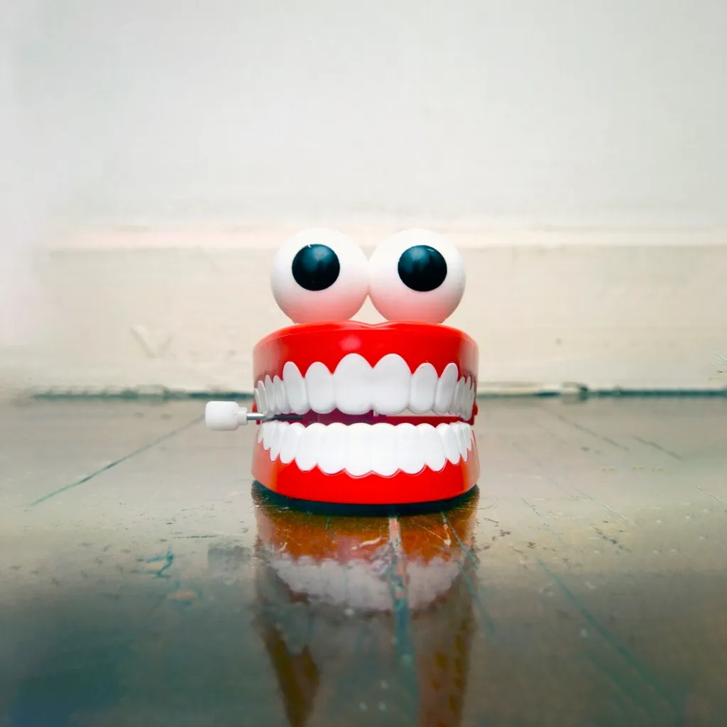 Ernest-Shop_Mechato_Chattering-Teeth_02.webp
