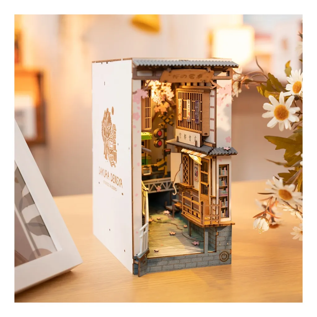 Ernest-Shop_Rolife_Robotime_Book-Nook_Sakura-Densya_05.webp
