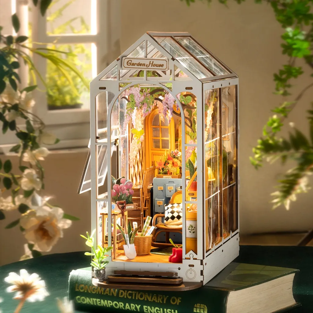 Ernest-Shop_Rolife_Robotime_Garden-House_Book-Nook_01.webp