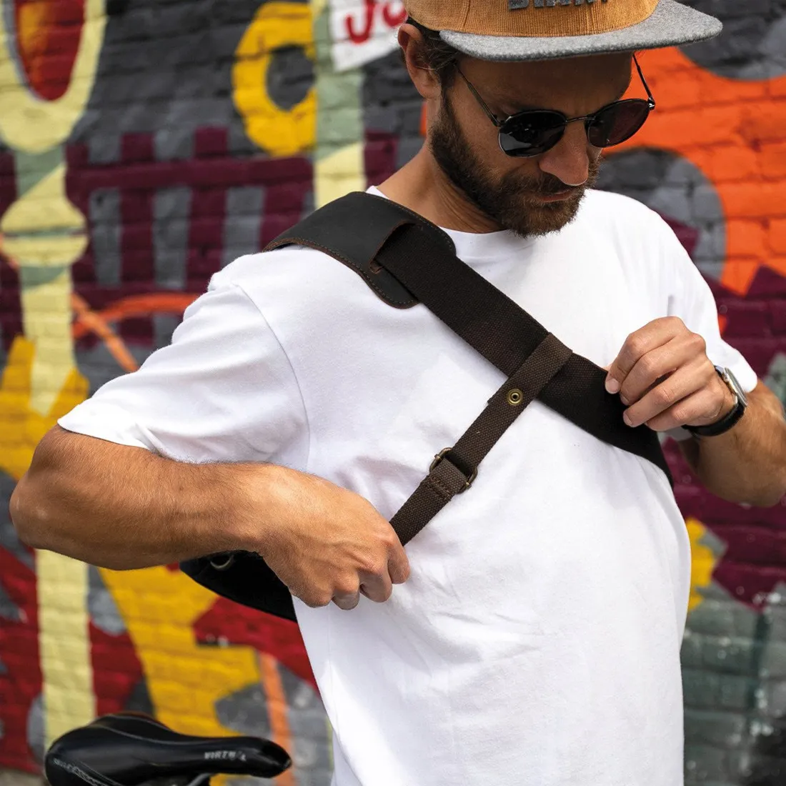 Ernest-Shop_Alaskan-Makers_Sac-cycliste_Messenger_Charbon_05.webp