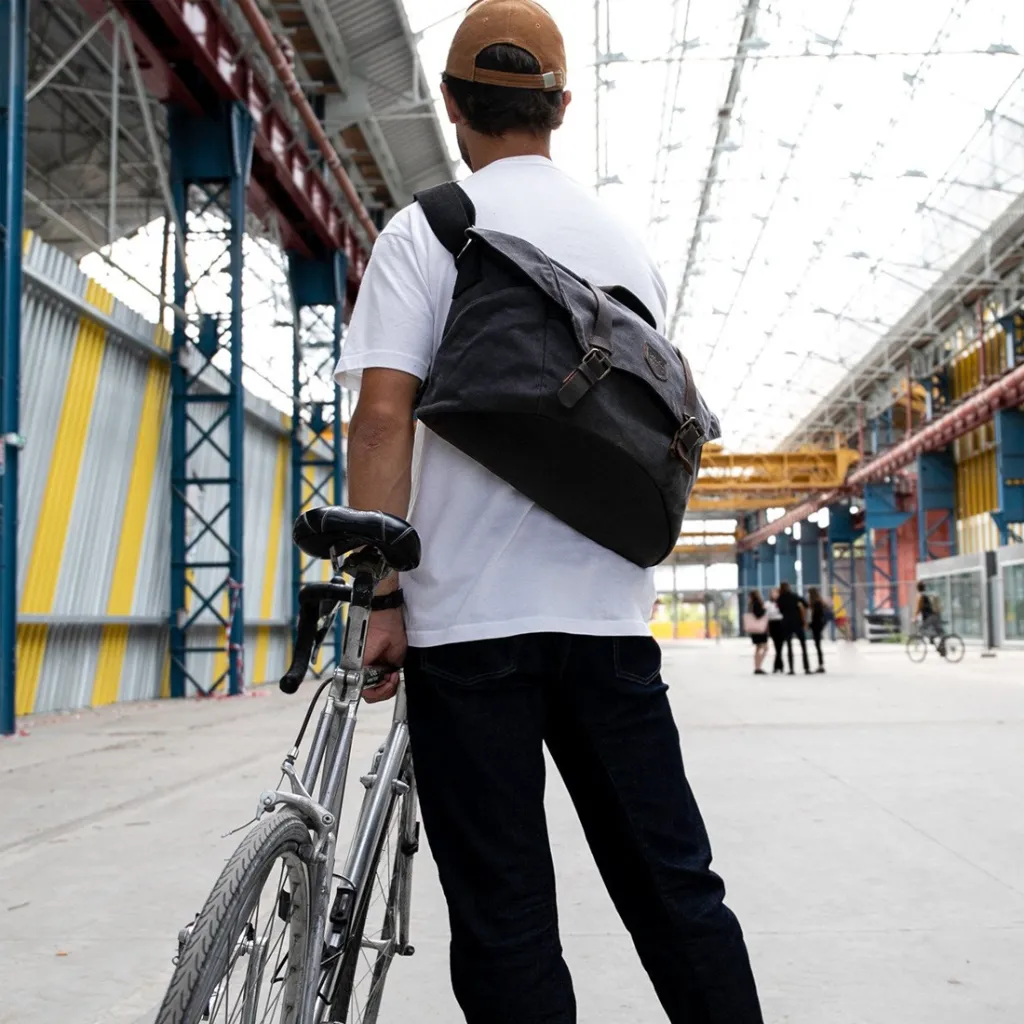 Ernest-Shop_Alaskan-Makers_Sac-cycliste_Messenger_Charbon_02.webp