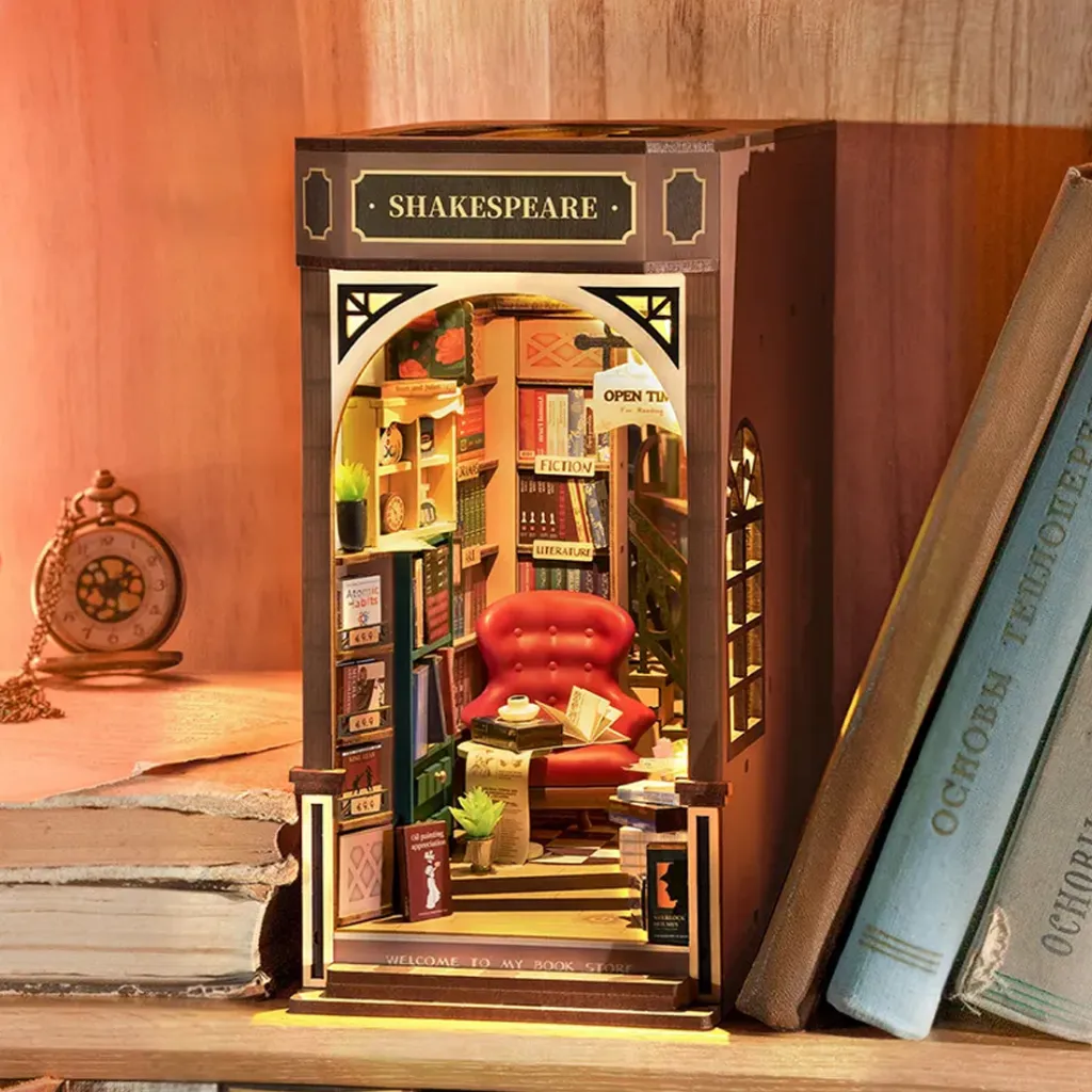 Ernest-Shop_Rolife_Robotime_Book-Nook_Shakespeare-Bookstore_04.webp